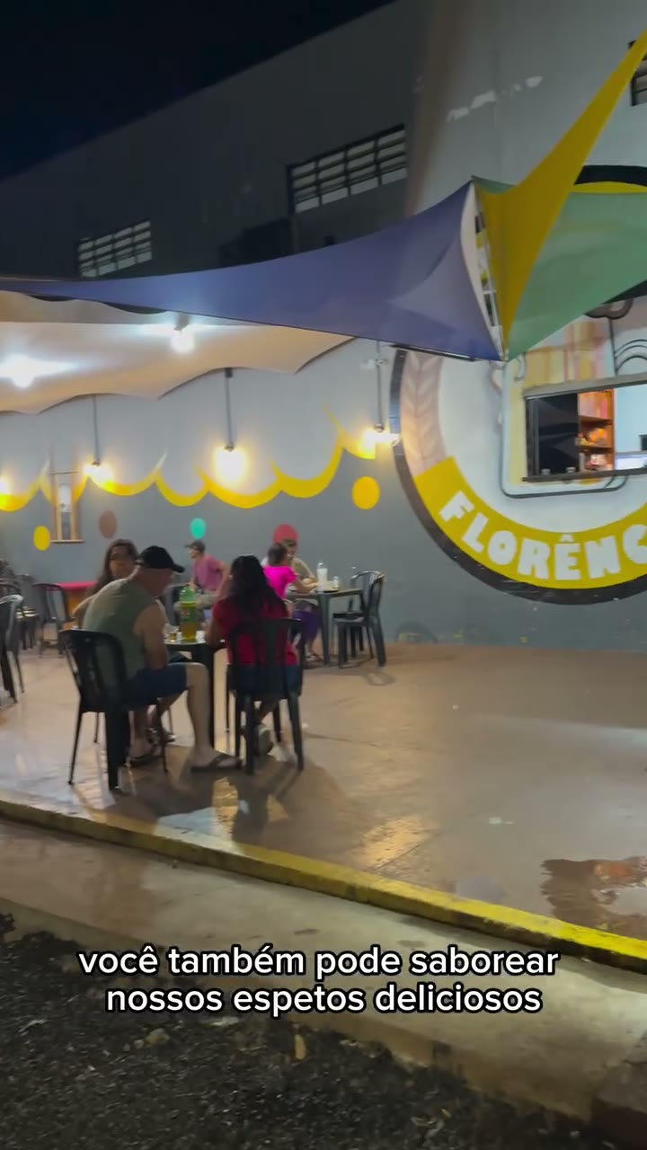 Fachada do Florêncio Depósito e Mercearia à noite